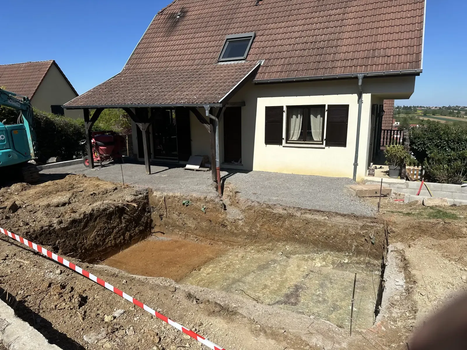 Terrassement du terrain pour pose d'une piscine coque à Kuttolsheim, Bas-Rhin. Vue 2