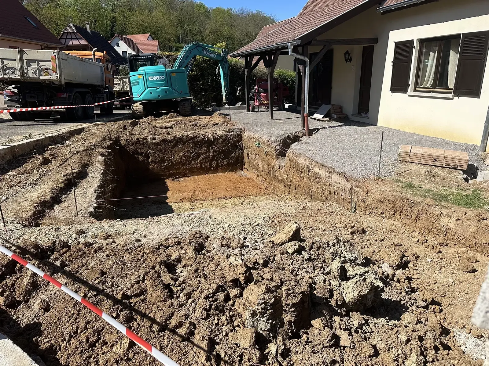 Terrassement du terrain pour pose d'une piscine coque à Kuttolsheim, Bas-Rhin. Vue 3