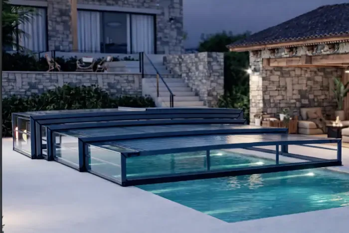 Abri de piscine télescopique aux lignes angulaires.