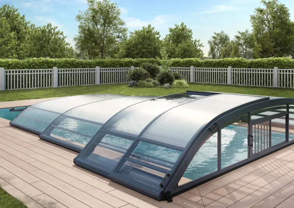 Abri télescopique semi-ouvert sur une piscine avec terrasse.