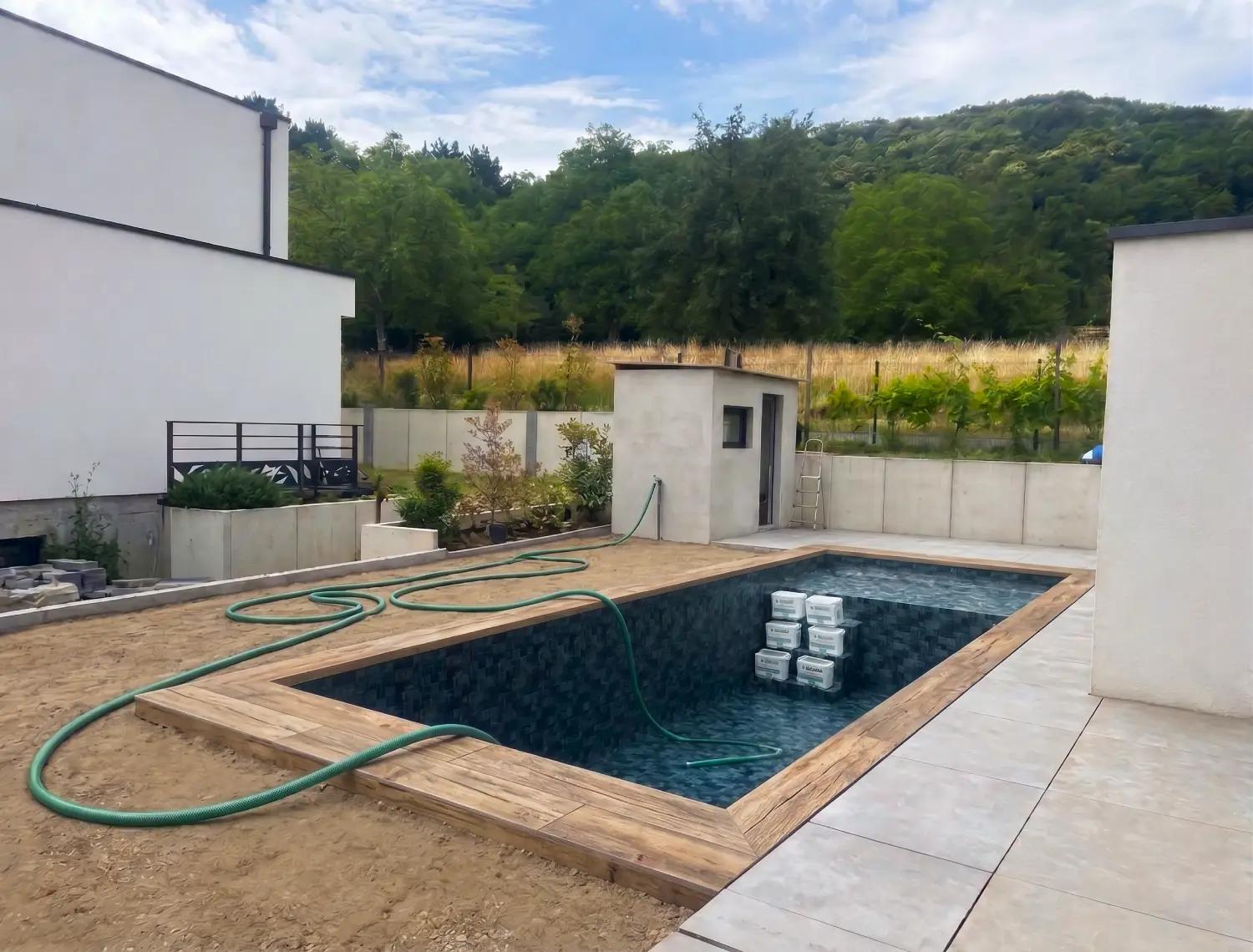 Mise en eau d'une piscine en béton