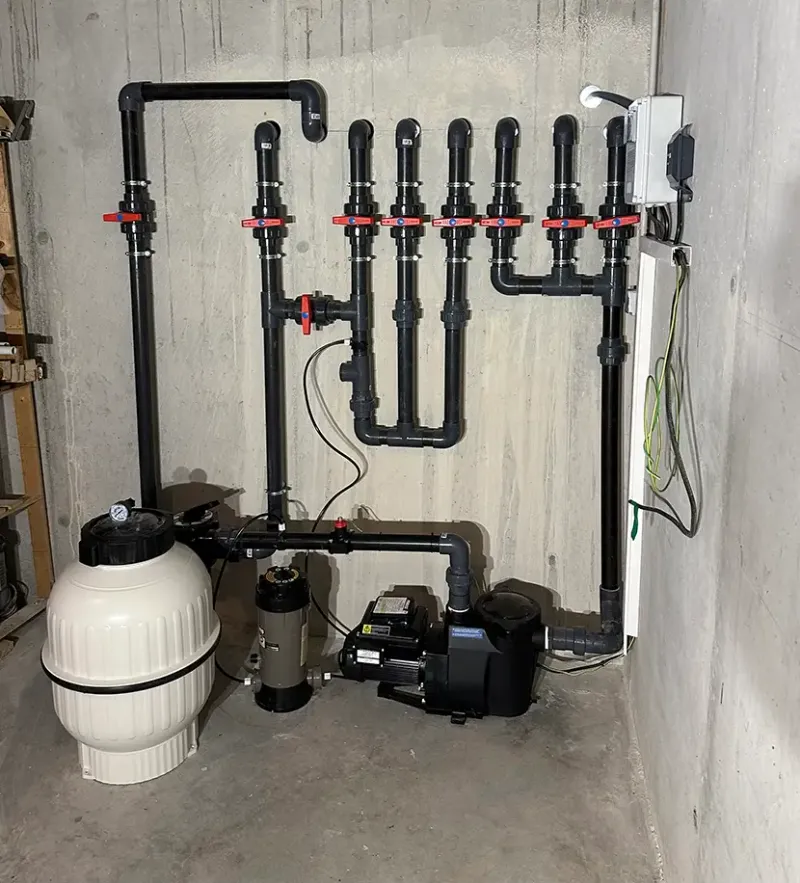 pompe de filtration de piscine Poolex Variline, dans local technique