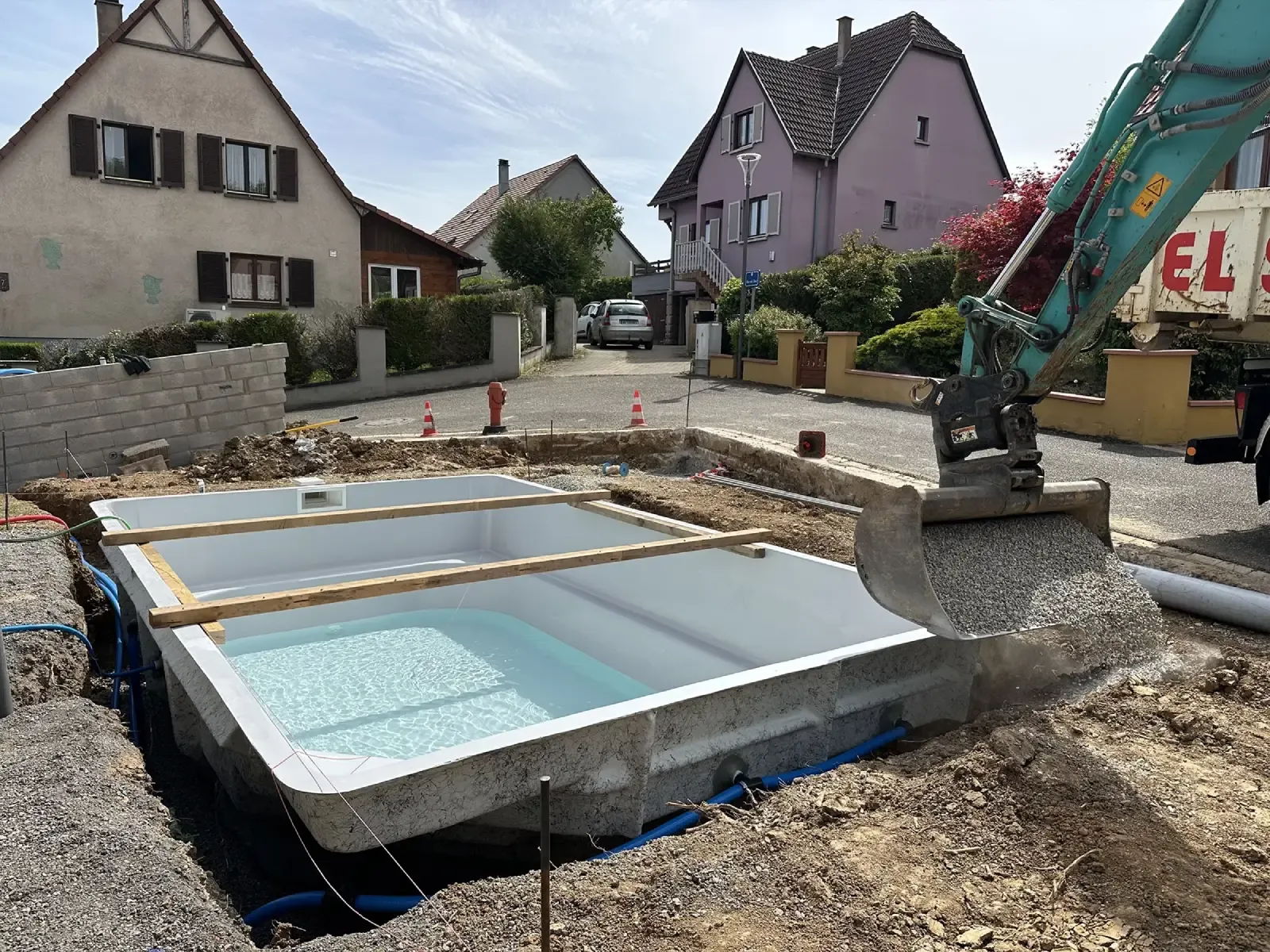 Pose d'une piscine coque et aménagements à Kuttolsheim, Bas-Rhin