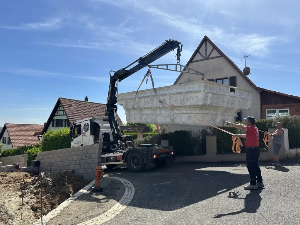 Livraison d'une piscine coque par camion-grue à Kuttolsheim, Bas-Rhin