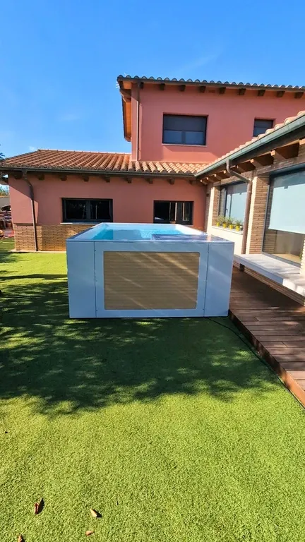 Malibu 4 hors sol avec habillage Flexiteek et polyester