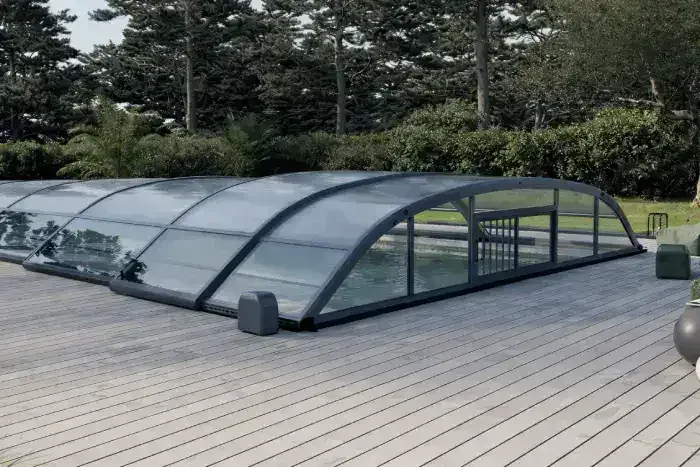Abri bas télescopique couvrant une piscine.