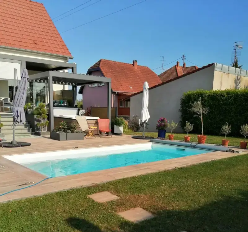 Piscine coque à Meyenheim avec margelle en pierre