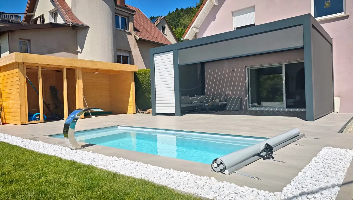 Piscine coque sur un terrain en pente à Grendelbruch.