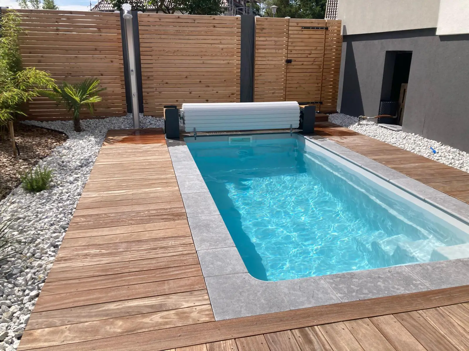 Piscine coque avec aménagement d'une terrasse en bois