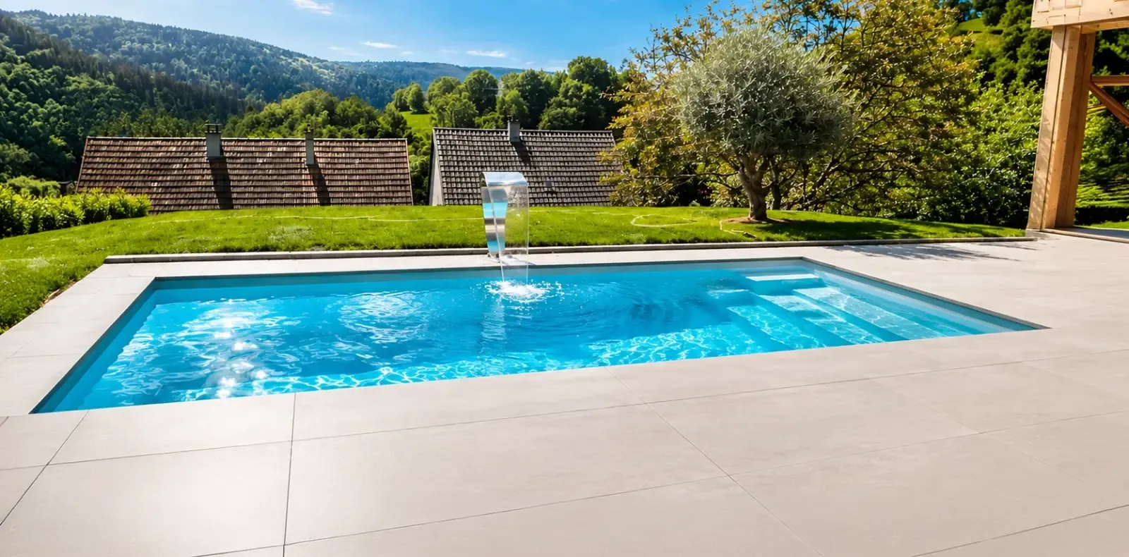 Piscine coque avec terrasse et cascade dans un jardin à Grendelbruch, en Alsace