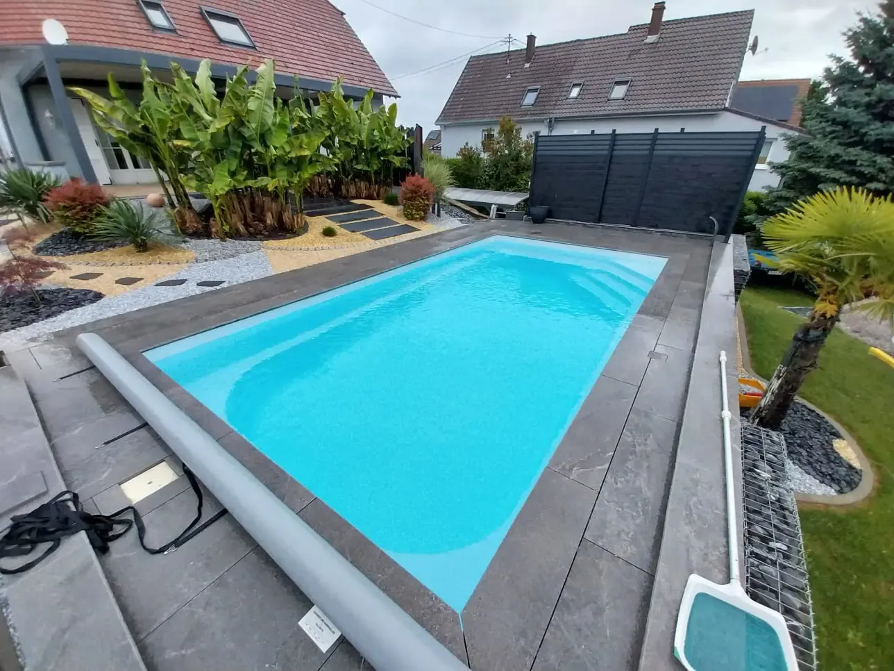 Piscine coque, modèle LISEA, et aménagements extérieurs à Colmar.