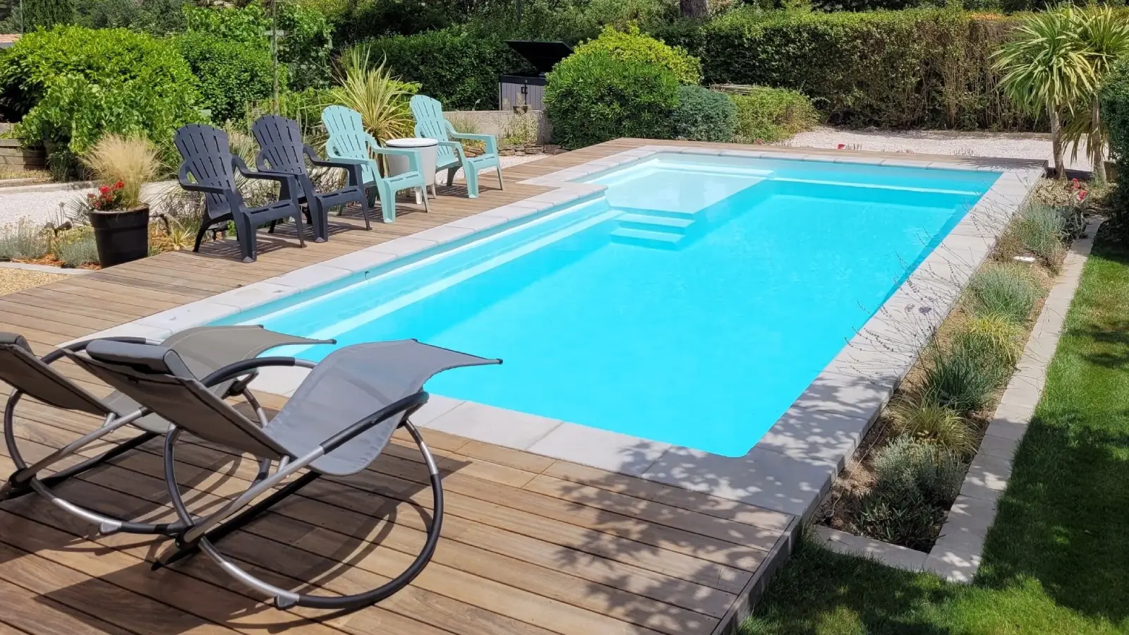 Piscine coque avec terrasse en bois dans le Haut-Rhin