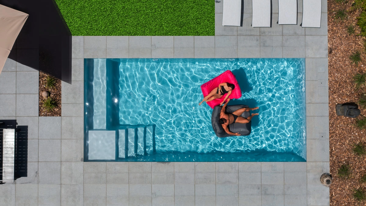 Piscine coque et jardin aménagé