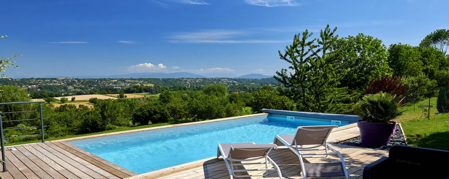 Piscine coque intallée en Alsace avec aménagement d'une terrasse en bois