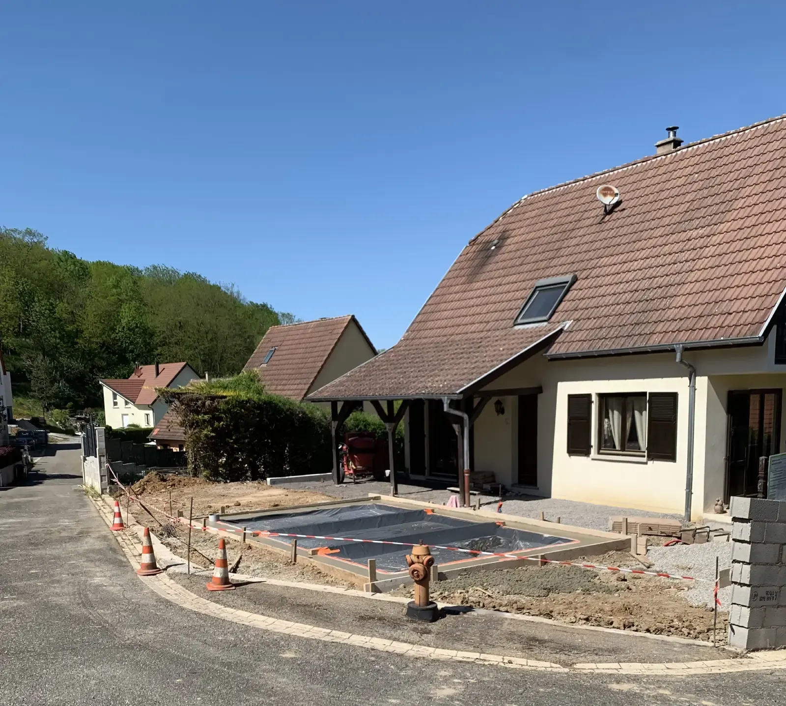 Pose d'une piscine coque de 21 m² à Kuttolsheim, Bas-Rhin