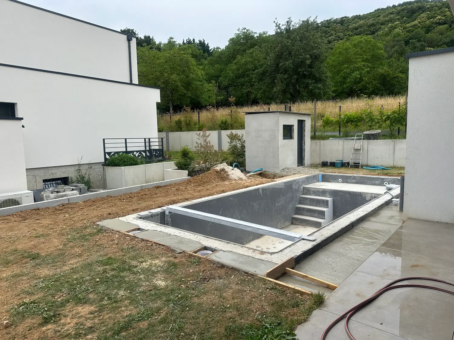 Installation des réseaux, revêtement et abords d'une piscine béton