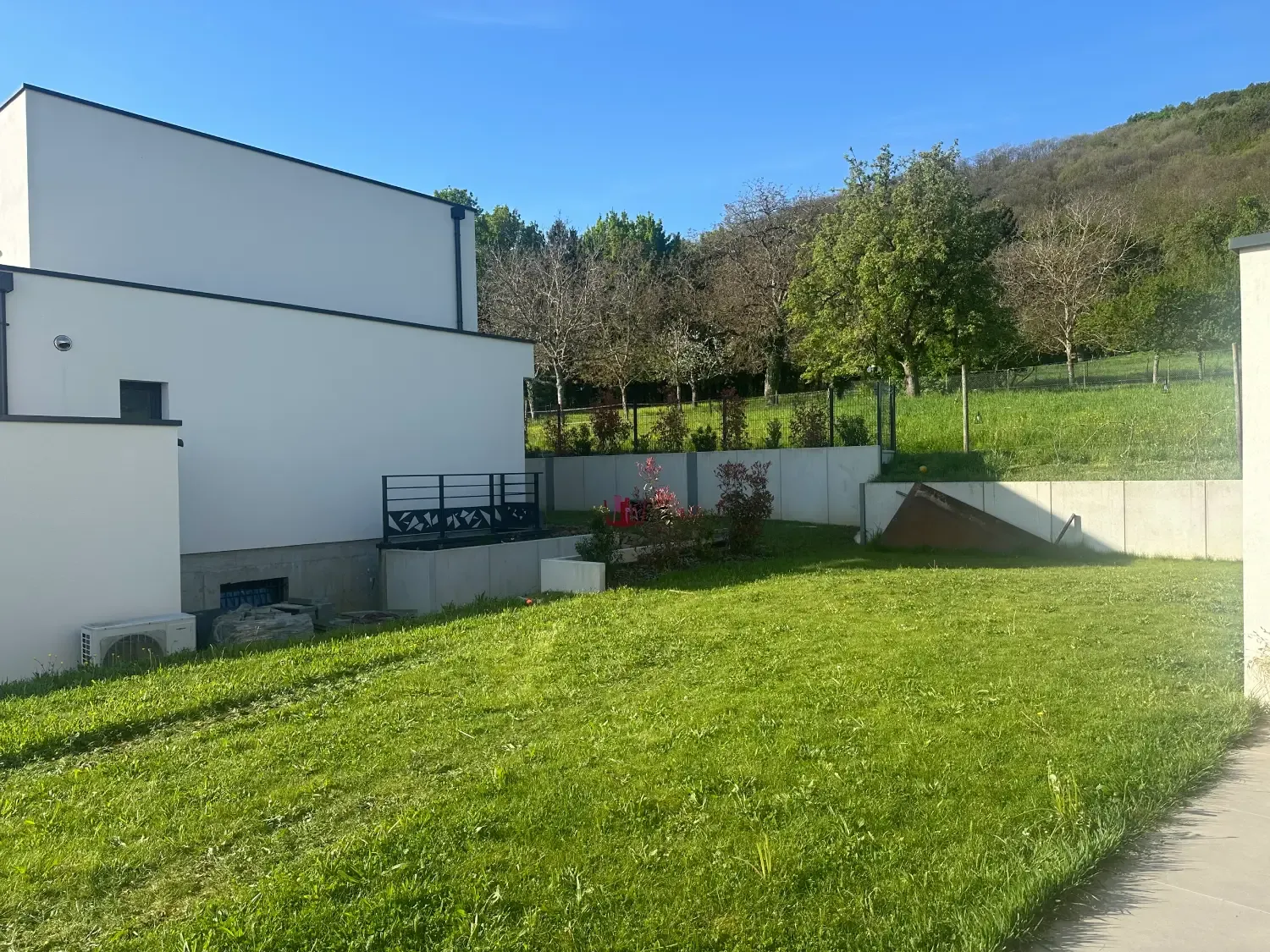 Terrain en pente et murs de soutènement en L avant la construction de la piscine à Soultzmatt