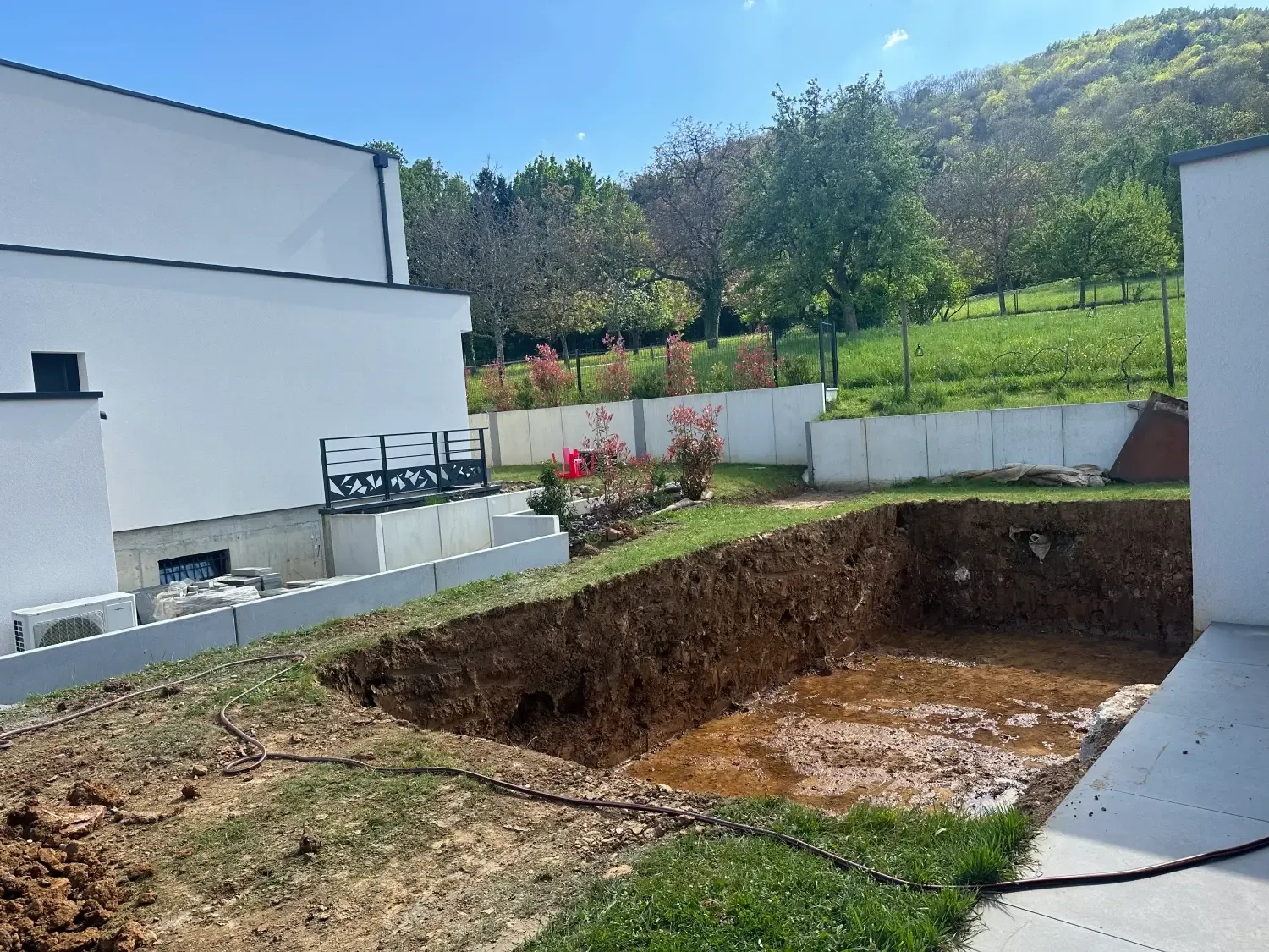 Fouille du bassin après terrassement devant la maison à Soultzmatt