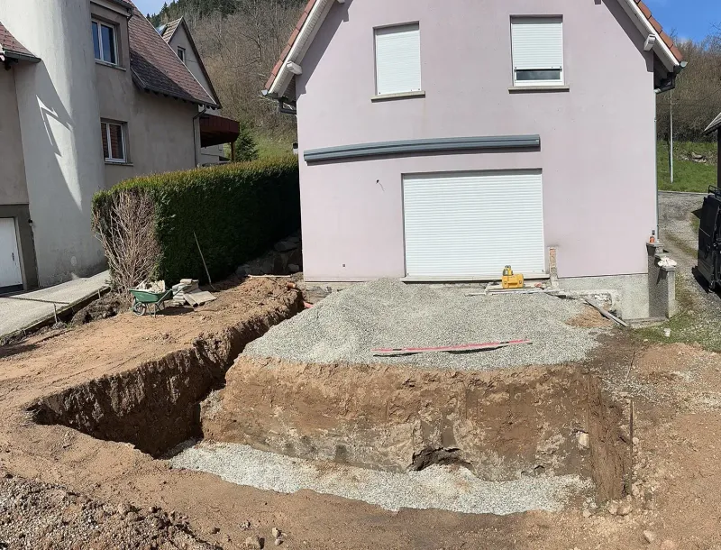 Terrassement pour installation d'une piscine coque et aménagement d'une terrasse