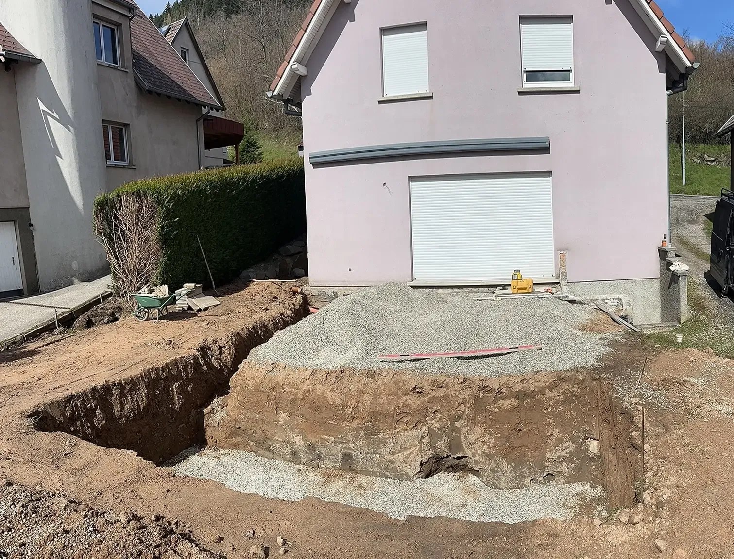Terrassement pour installation d'une piscine coque et aménagement d'une terrasse