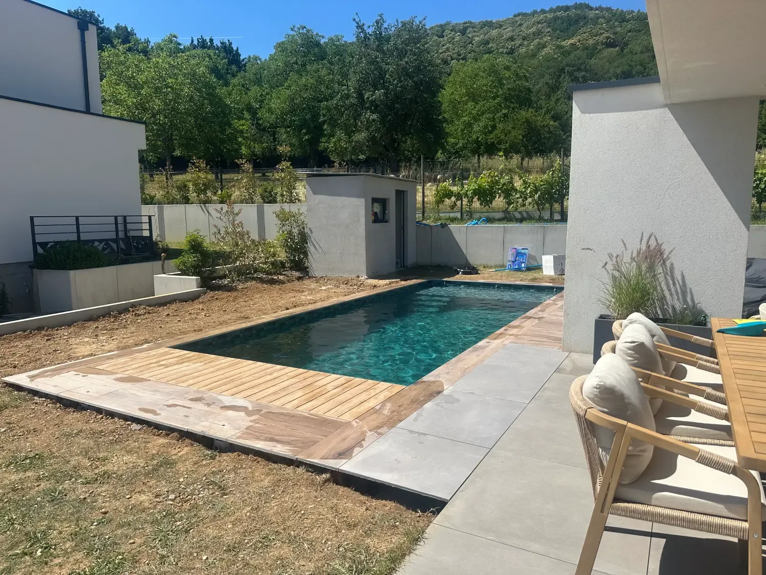 Piscine remplie avec caillebotis en bois à une extrémité du bassin